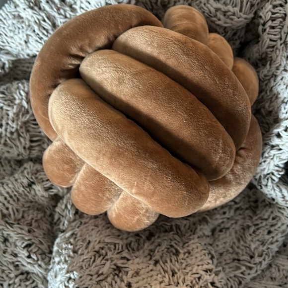 Knot Accent Cushion - Picture 3 of 6